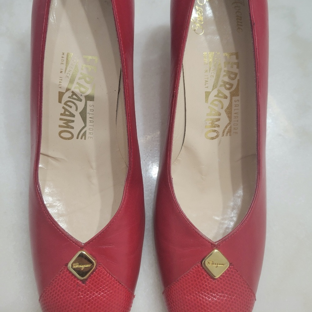 Vtg Salvatore Ferragamo Kitten Heel Pumps